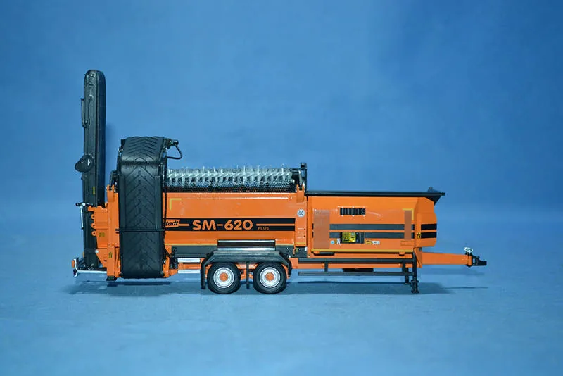 Fertig lackiertes Serienmodell der Trommelsiebmaschine in Orange, Seitenansicht